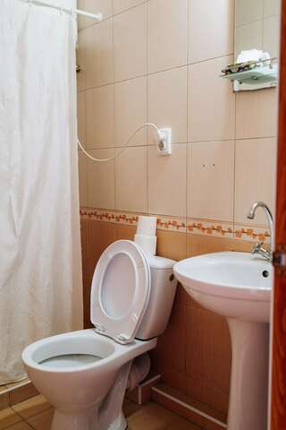 Гостевой дом Алие Бахчисарай Четырехместный номер с душем-3