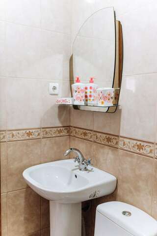 Гостевой дом Алие Бахчисарай Трехместный номер с душем-2