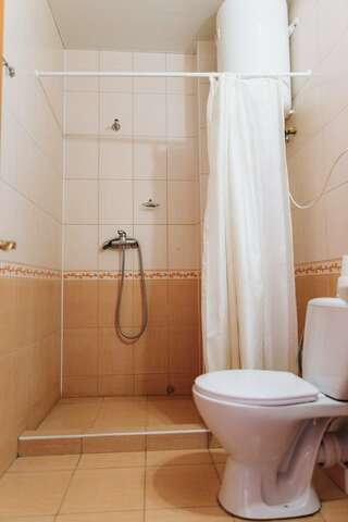 Гостевой дом Алие Бахчисарай Четырехместный номер с душем-4