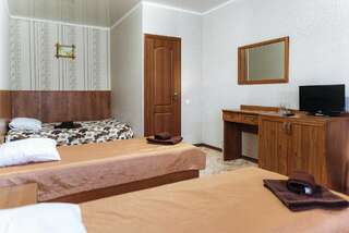 Гостевой дом Алие Бахчисарай Трехместный номер с душем-1