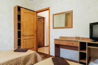 Гостевой дом Алие Бахчисарай Четырехместный номер с душем-5