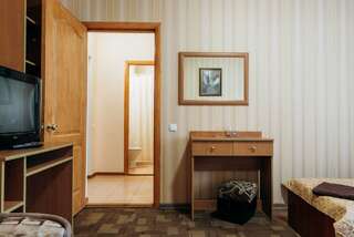 Гостевой дом Алие Бахчисарай Четырехместный номер с душем-1